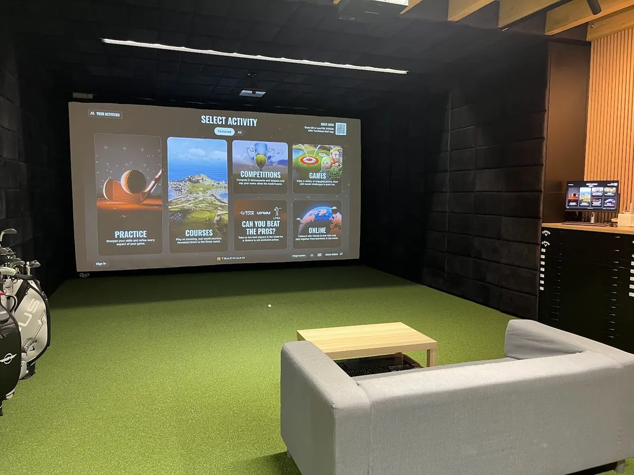 Simulator room with TrackMan iO and a large screen