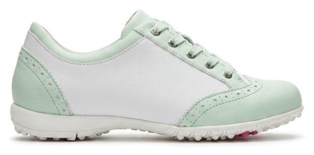 Golf shoe from the outside, closure system and upper visible