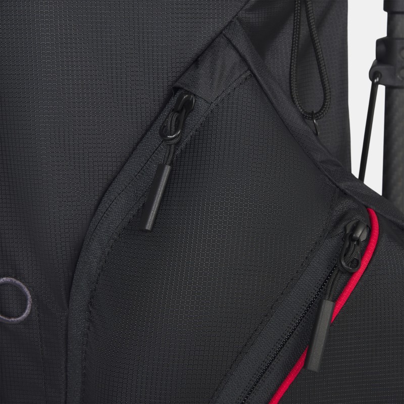 High-quality zippers on Titleist Players 4 Carbon golf bag