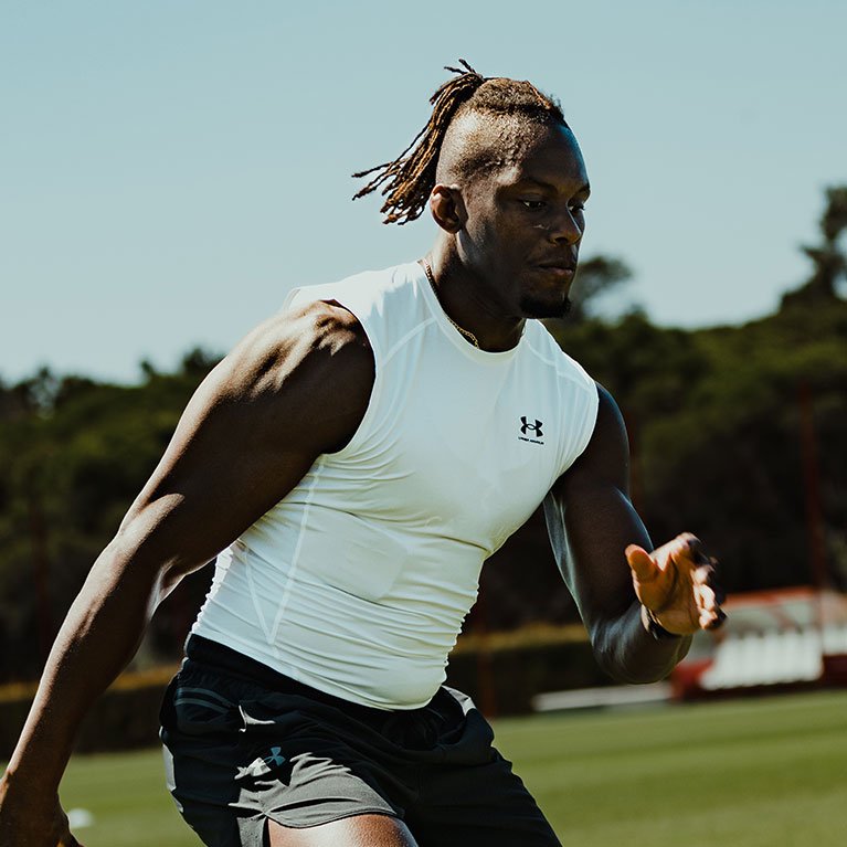 Athlete moving freely thanks to raglan sleeve construction