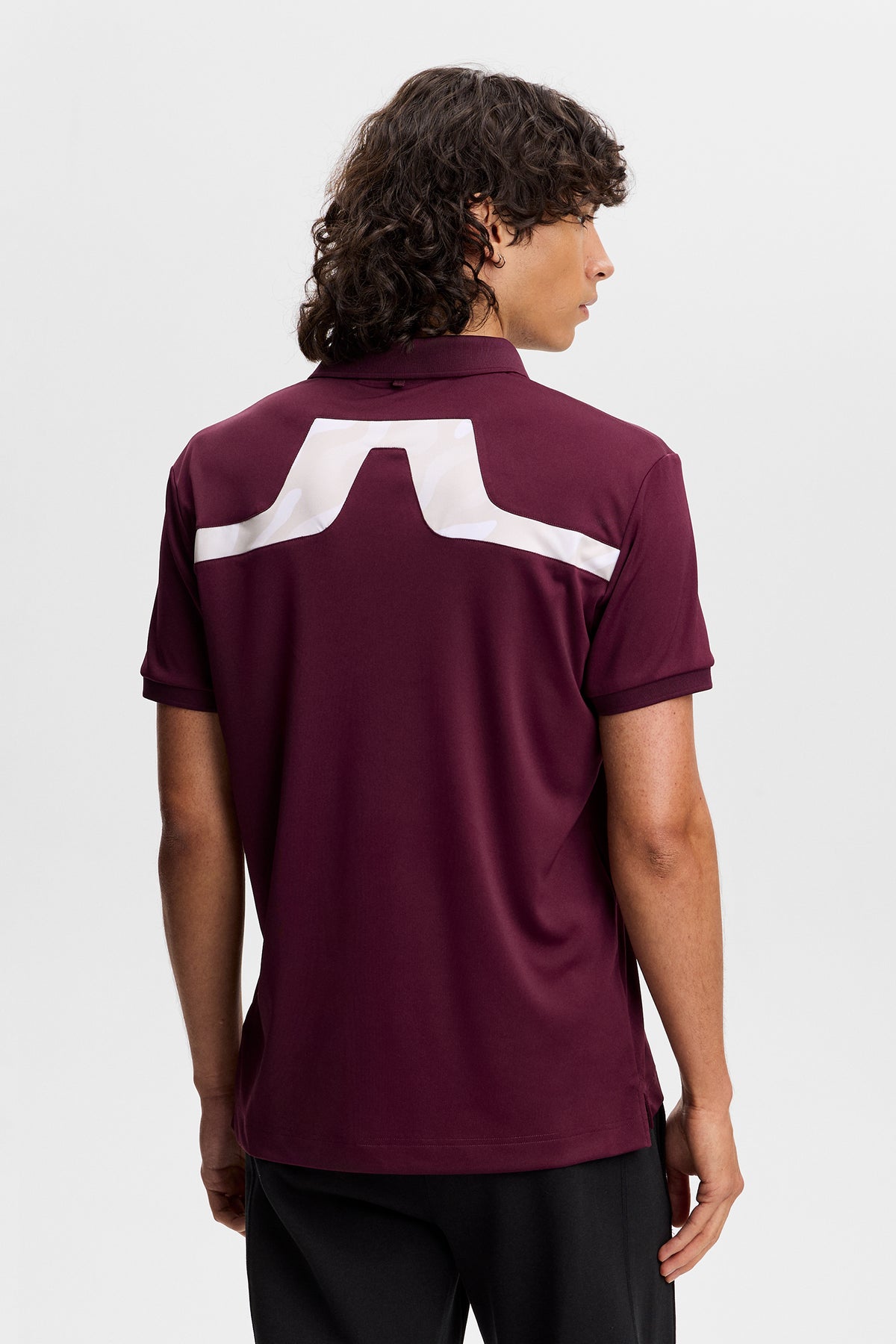 J.Lindeberg KV Print Polo JL Navy – lifestyle shot showing fit and colour